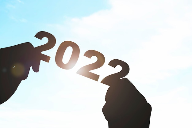 Mano sujetando 2022. Feliz año nuevo 2022