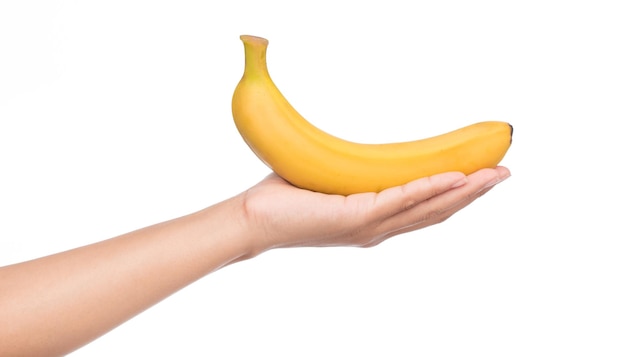 mano sujetando Banana aislado sobre fondo blanco.