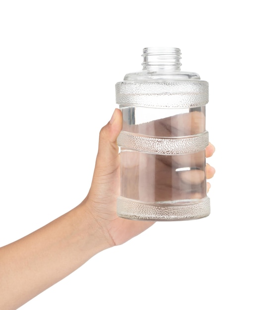 Mano sujetando una botella de agua aislada sobre fondo blanco