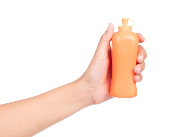 Mano sujetando una botella de plástico naranja aislado sobre fondo blanco.