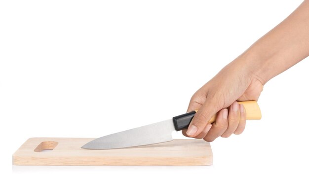 Mano sujetando un cuchillo de cocina aislado sobre un fondo blanco.