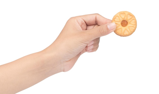 Mano sujetando galletas Sandwich, rellenas de mermelada aislado sobre fondo blanco.