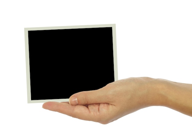 Mano sujetando marco de fotos en blanco aislado sobre fondo blanco.