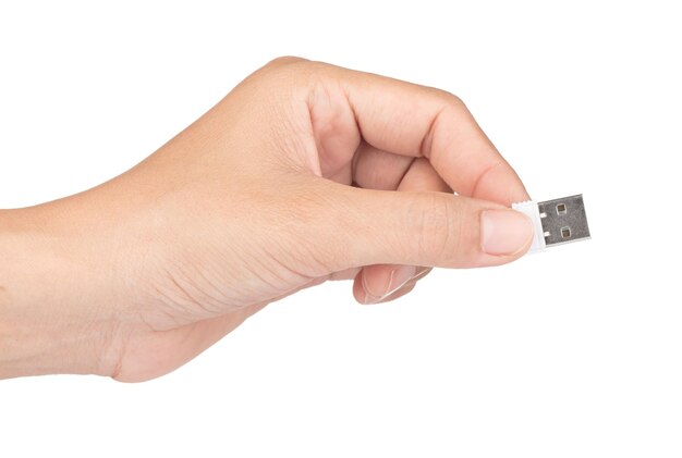 mano sujetando Mini usb flash aislado sobre un fondo blanco.