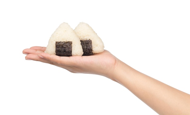 Mano sujetando Onigiri con algas secas nori aislado sobre fondo blanco.