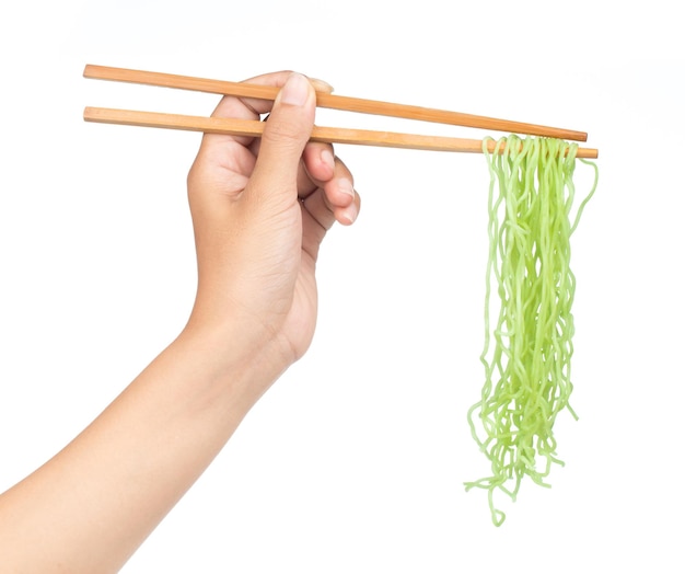 Mano sujetando palillos, comiendo fideos chinos aislado sobre fondo blanco.