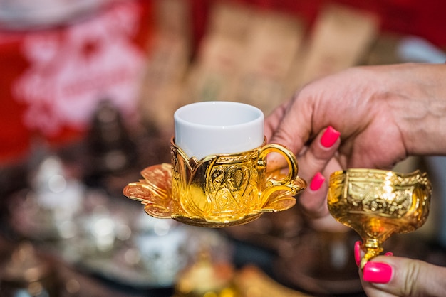 Mano sujetando la taza de café turco