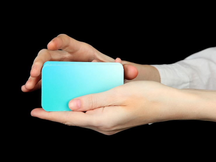 Foto mano con tarjetas de visita concepto de negocio como juego de póquer aislado en blanco