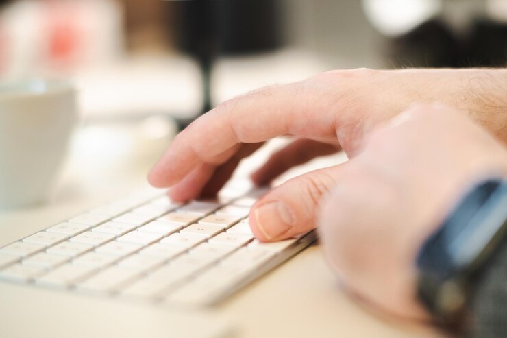 Foto mano en el teclado