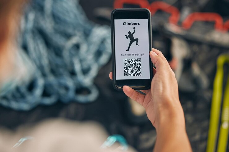 Foto mano de teléfono con código qr y registro de escalador en internet 5g para caminatas de aventura o trekking en la naturaleza