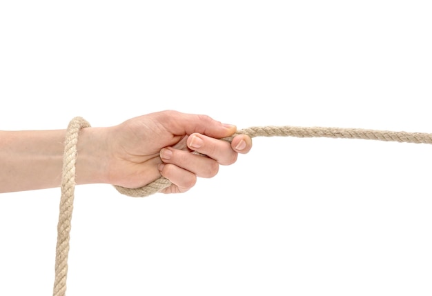Foto mano tirando de la cuerda aislado en blanco