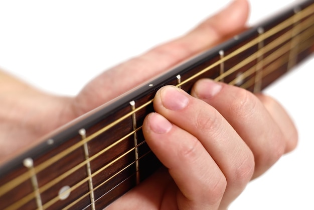 Mano tocando la guitarra