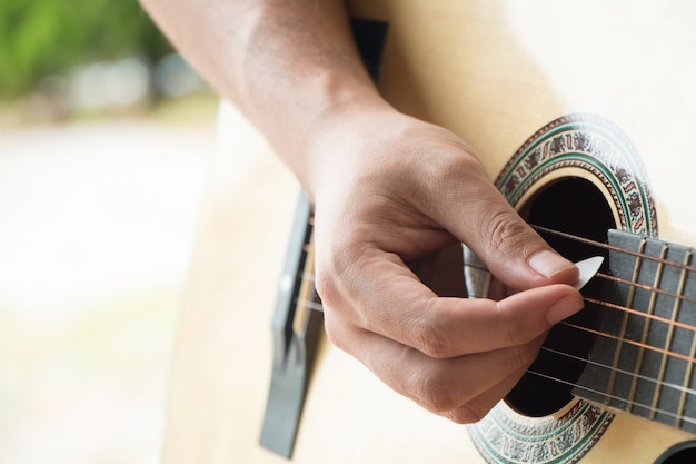 Foto mano tocando la guitarra