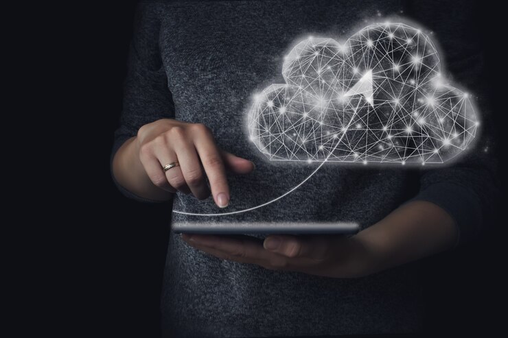 Foto mano tocando la tableta con la flecha a la computación en la nube geométrica de baja poli. el concepto de trabajo
