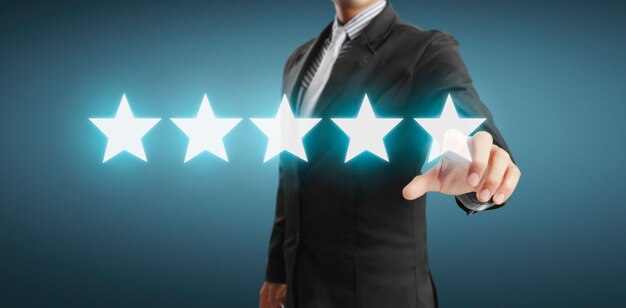 Mano de tocar aumento en cinco estrellas en aumento. Incrementar el concepto de evaluación y clasificación de calificaciones