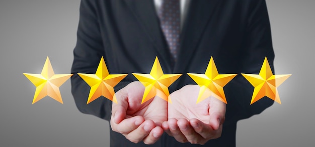 Mano de tocar aumento en cinco estrellas en aumento