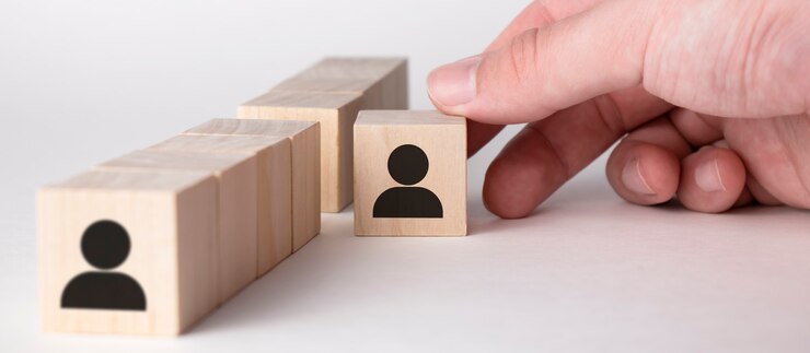 Mano tomar cubo de madera con icono de hombre. Concepto de liderazgo