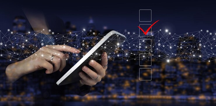 Foto mano toque tableta blanca con signo de holograma digital en la ciudad oscuro fondo borroso icono de garrapata foro de referéndum concepto de lista de verificación proceso de toma de decisiones de marca de verificación