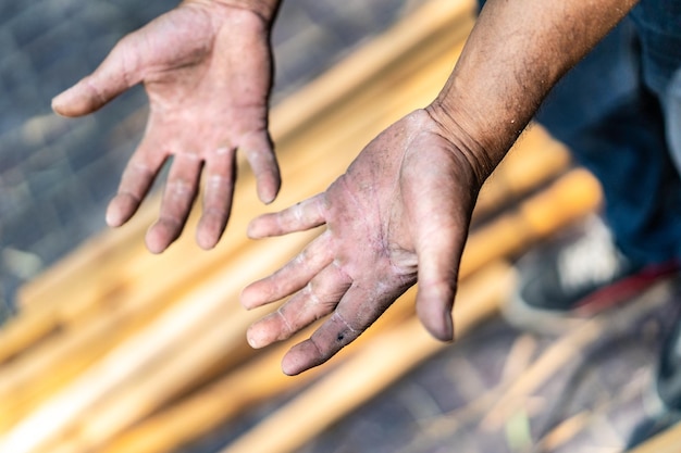 La mano del trabajador trabaja muy duro en el campo de la construcción, carpintero y herrero.