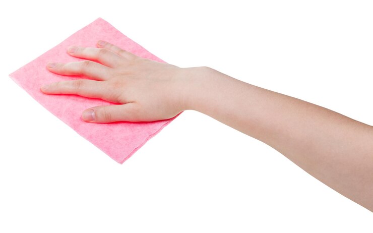 Foto mano con trapo de limpieza rosa aislado en blanco