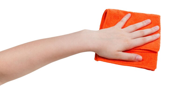 Foto mano con trapo de polvo naranja aislado en pentecostés