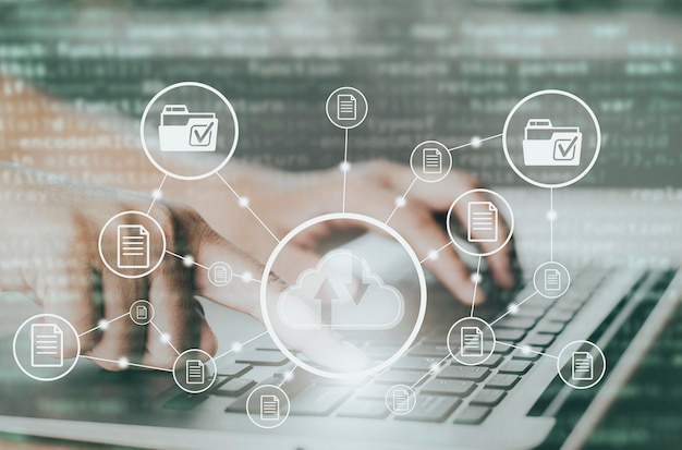 Mano usando una computadora portátil con conexión táctil a la información de datos en la tecnología de computación en la nube Concepto de red de almacenamiento en Internet tecnología de Internet de big data Compartir en la nube descargar y cargar