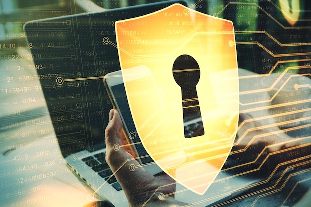 Mano usando una computadora portátil con holograma de escudo antivirus