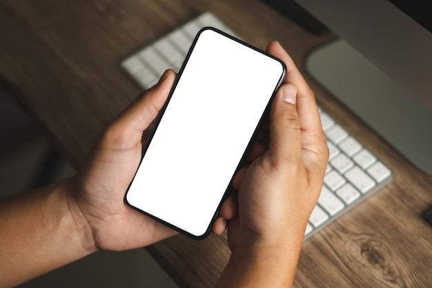 Mano usando un hombre smartphone con teléfono celular con pantalla en blanco