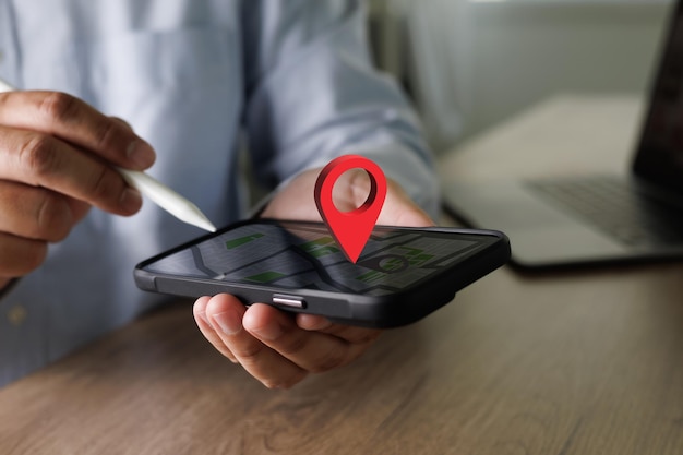 Mano usando un teléfono inteligente Sosteniendo el mapa GPS a la ruta Conexión de red de destino Ubicación Mapa de calles con iconos GPS Navegación