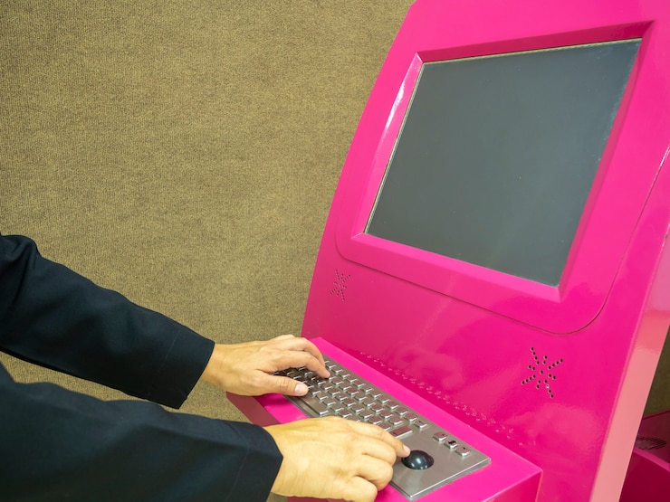 Foto mano para utilizar la información de búsqueda del kiosco keybaord