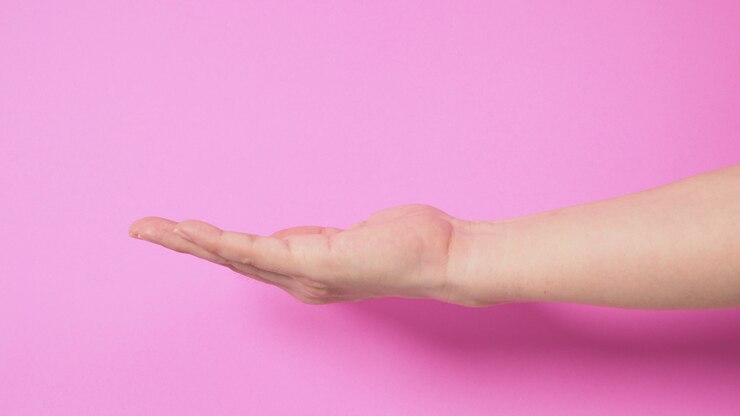 Foto mano vacía sobre fondo rosa.
