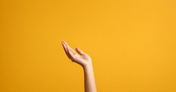 Foto mano vacía sosteniendo algo espacio de copia de concepto de vitrina de producto