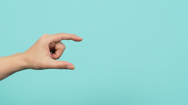 Foto mano vacía sosteniendo o atrapando nada invitado en fondo verde y azul o menta