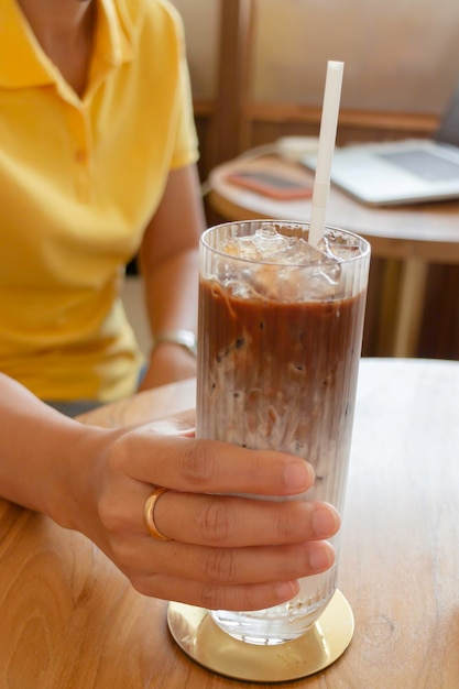 Foto mano en vaso de café helado