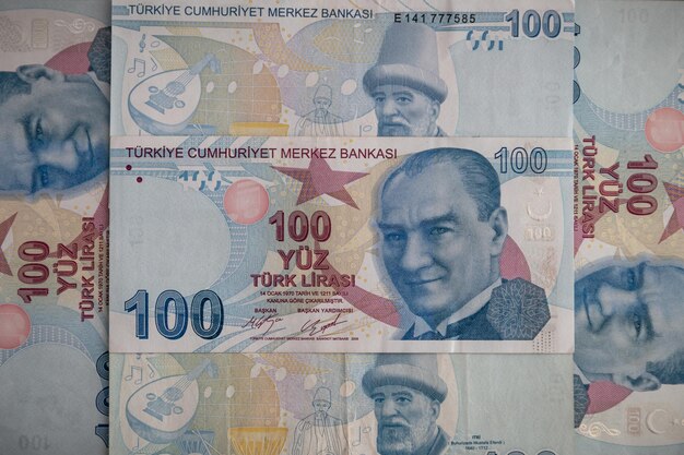 Manojo de 100 billetes de lira turca