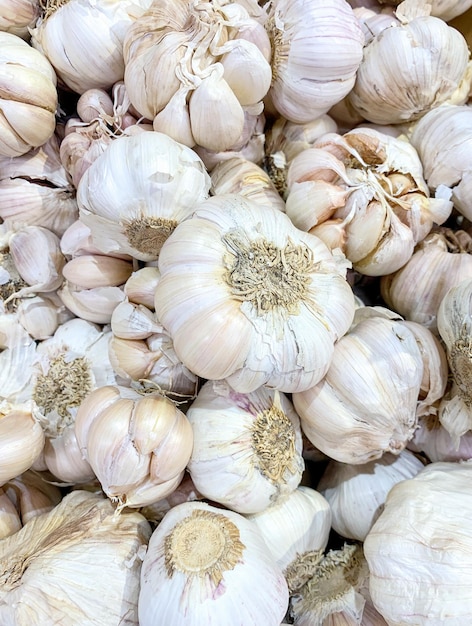 Un manojo de ajo en el mercado fresco