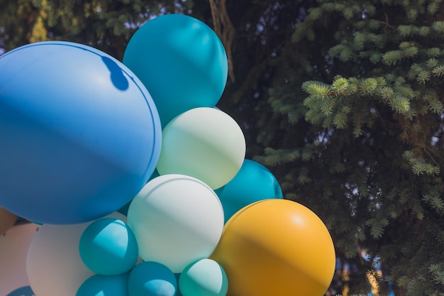 Manojo brillante de globos de colores. Fondo, poca profundidad de foco.