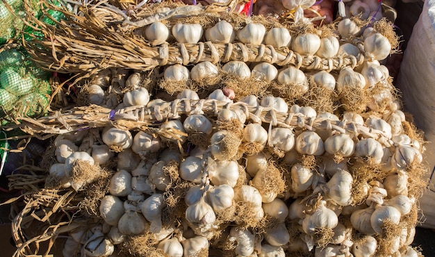 Manojo de bulbos de ajo en el bazar