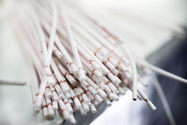 Un manojo de cables de cobre eléctricos pelado blanco