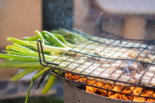 Manojo de calcots o cebolletas preparados a la parrilla Barbacoa tradicional catalana