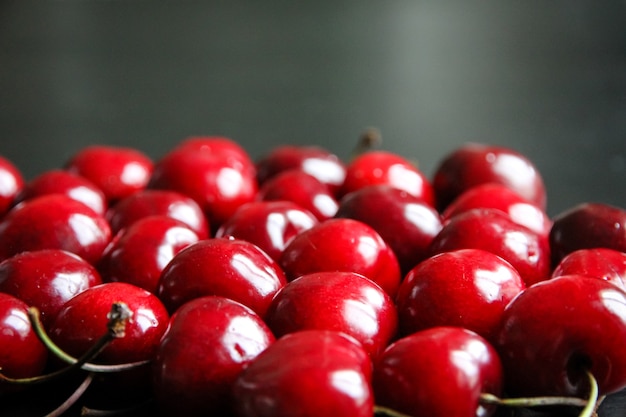 Foto manojo de cerezas frescas orgánicas