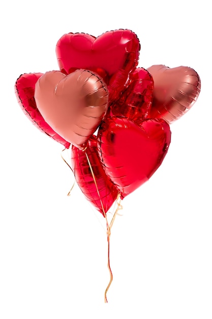 Manojo de concepto de día de San Valentín de globos en forma de corazón rojo aislado en blanco