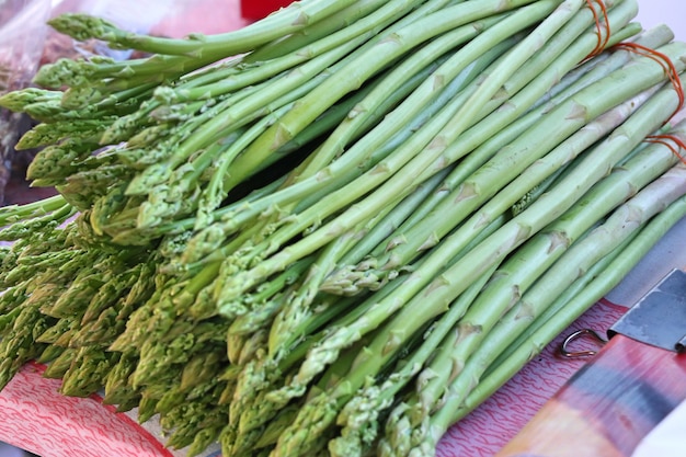 manojo de espárragos en el mercado