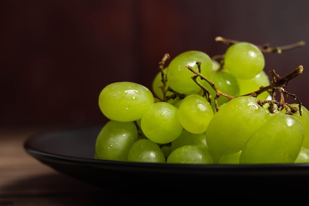 Foto manojo de fotografía de comida oscura de uva verde