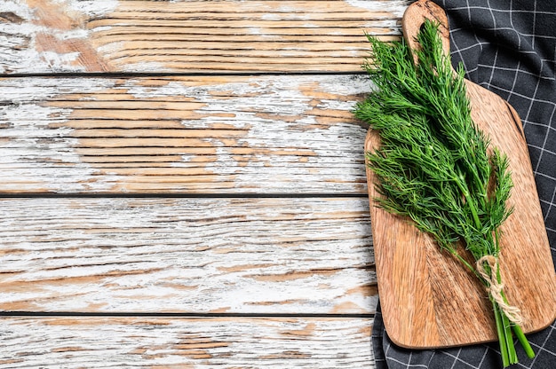 Un manojo de hierbas frescas sobre tabla de madera