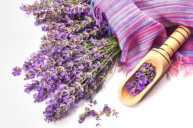 Manojo de lavanda fresca y flores de lavanda en un tazón de vidrio. aislado sobre fondo blanco.