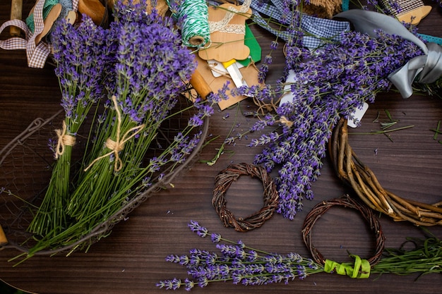 Manojo de lavanda hermosa en cesta de metal