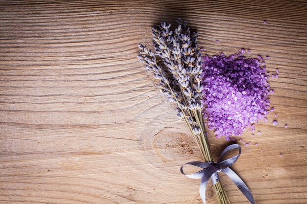 Manojo de lavanda y sal marina en la mesa de madera