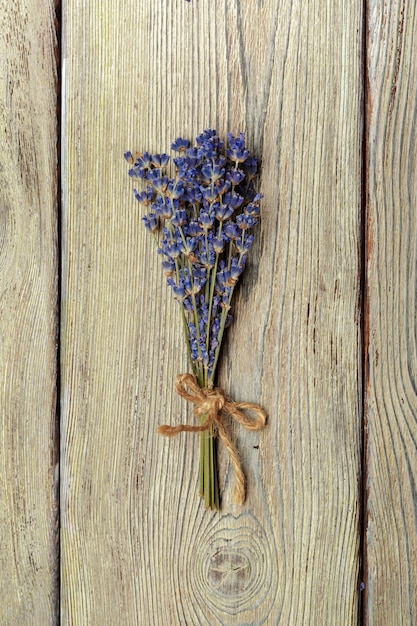 Manojo de lavanda seca en madera