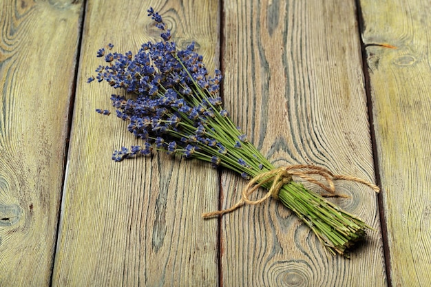 Manojo de lavanda seca sobre fondo de madera